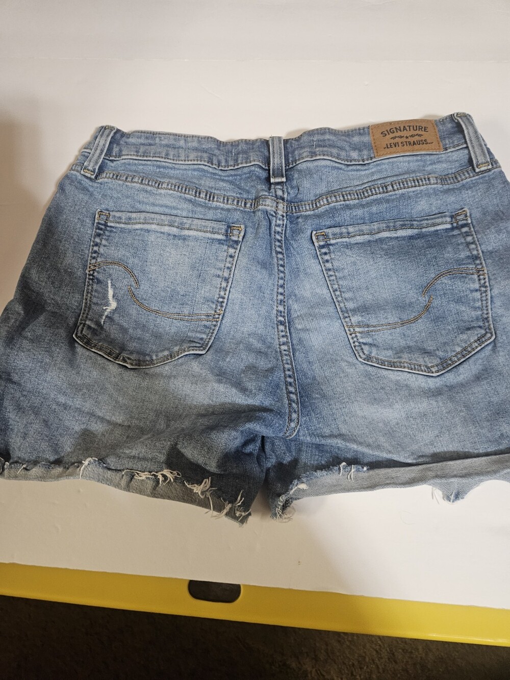 levis Midrise Shorts 6/28 - Picture 2 of 3
